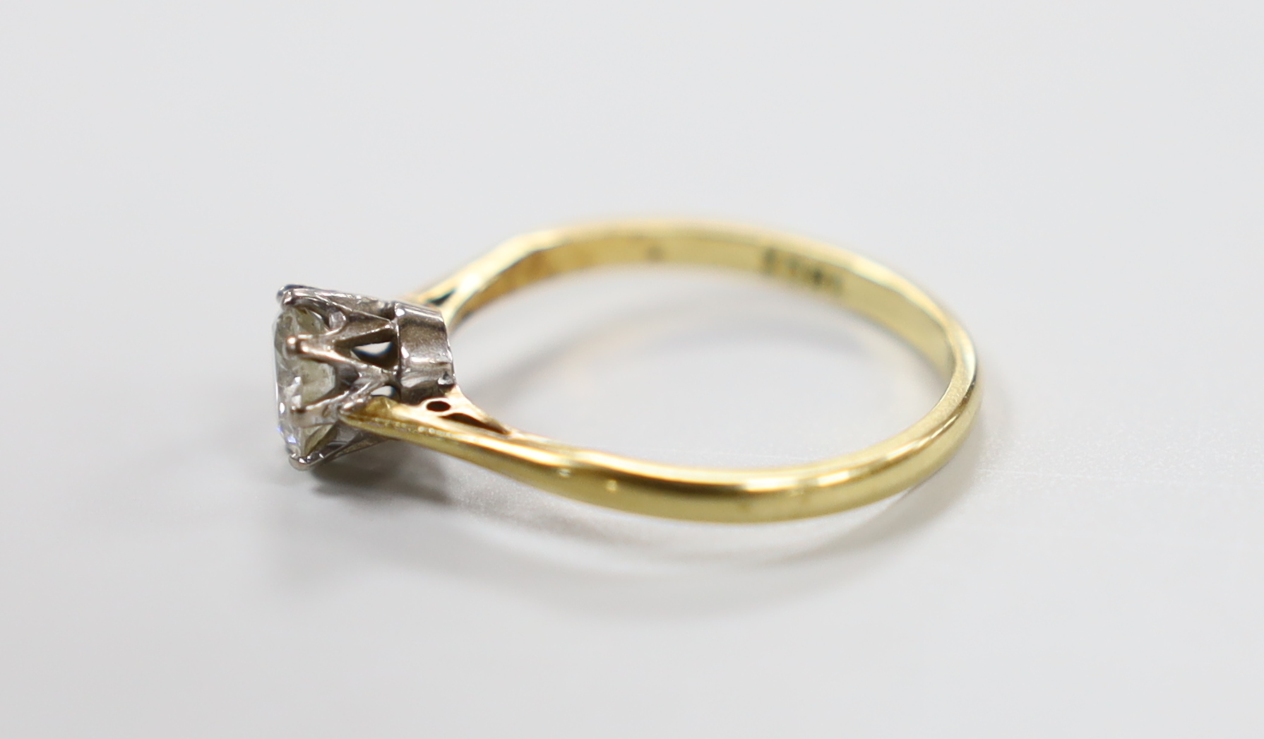 An 18ct and solitaire diamond set ring, size P/Q, gross weight 2.6 grams.